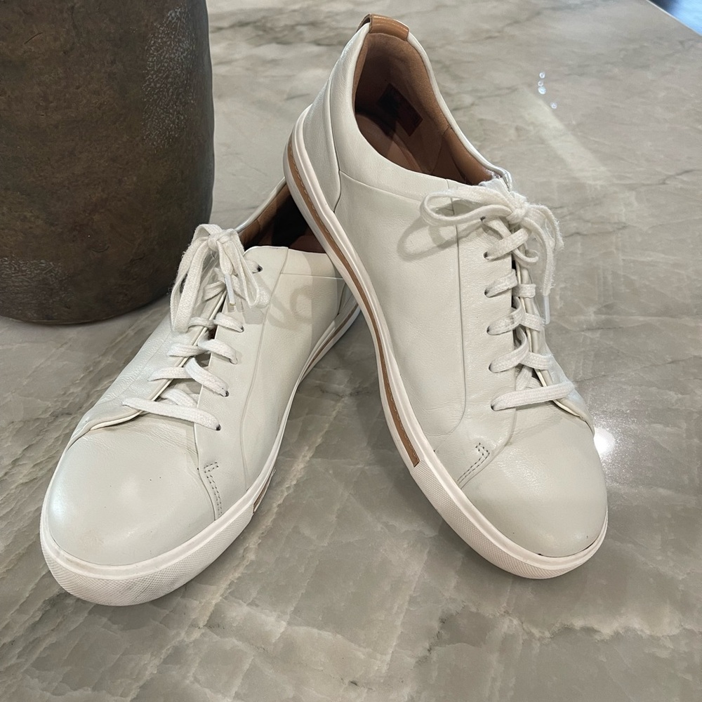 Clarks Unstructured casual tennis shoes size 9